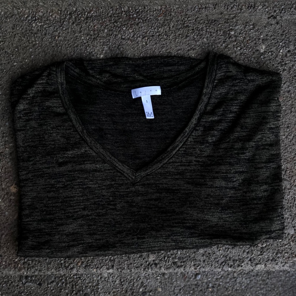 LEITH gold & black long sleeve v-neck tee